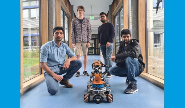 Vier b-it-bots Teammitglieder mit Kuka-Youbot