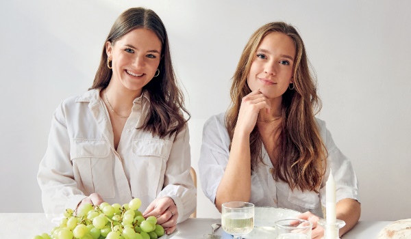 Sarah Hartel und Chiara Offermann, zwei Alumni der H-BRS am Küchentisch