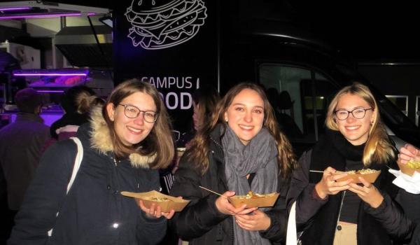 Studentinnen mit Imbiss vor dem Foodtruck