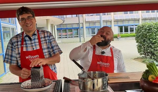 Dekan Muck und Argang Ghadiri kochen fürs Absolventendinner