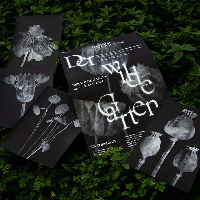 Violettfarbenes Ausstellungsplakat, das den Schriftzug "Let me tell you a Story" ziert