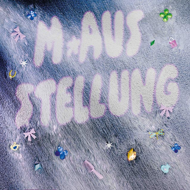 Vor felligem Hintergrund in Violett ist der Schriftzug "M*Ausstellung" zu lesen