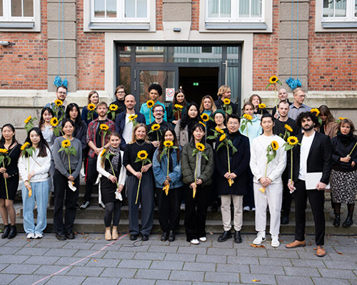 Gruppenbild mit Absolventinnen und Absolventen vor dem Kesselhaus