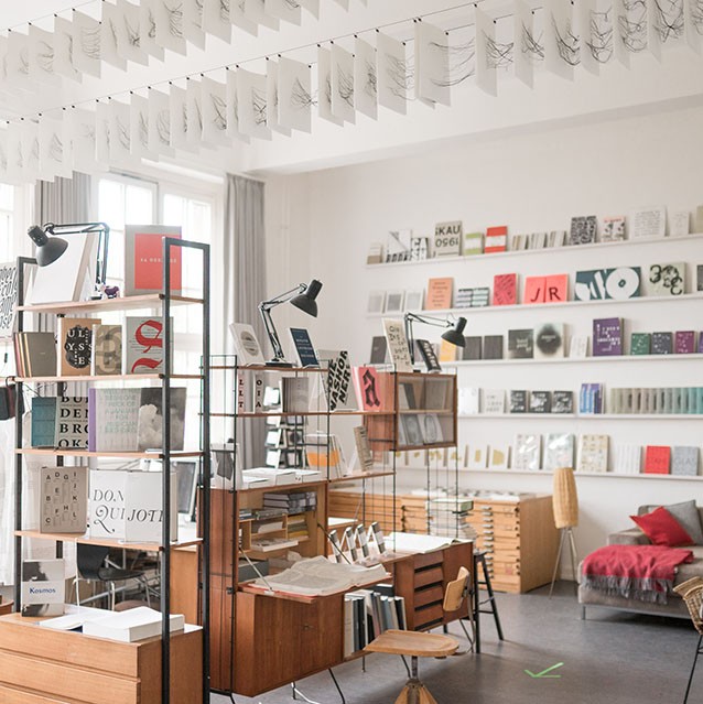 Foto eines Raumes, der wie eine Kunstbuch-Bibliothek aussieht