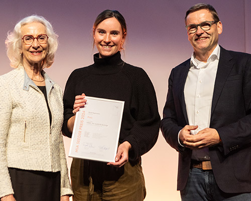 Drei Personen posieren für ein Gruppenbild mit Urkunde in der Hand