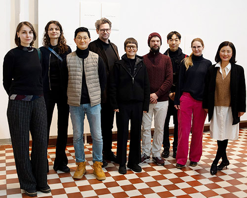 Eine Gruppe Studierende und Mitarbeitende der Muthesius Kunsthochschule
