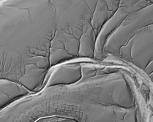 Luftbild eines Priels im Wattenmeer