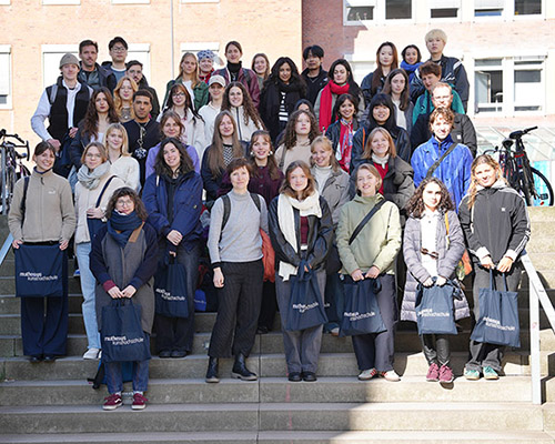 Eine Gruppe Menschen steht auf einer Treppe