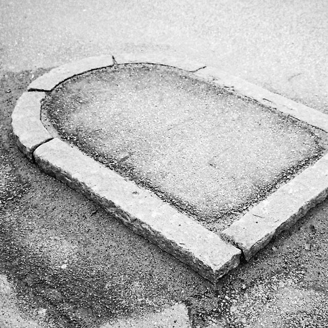 Schwarz-Weiß-Fotografie einer Verkehrsinsel