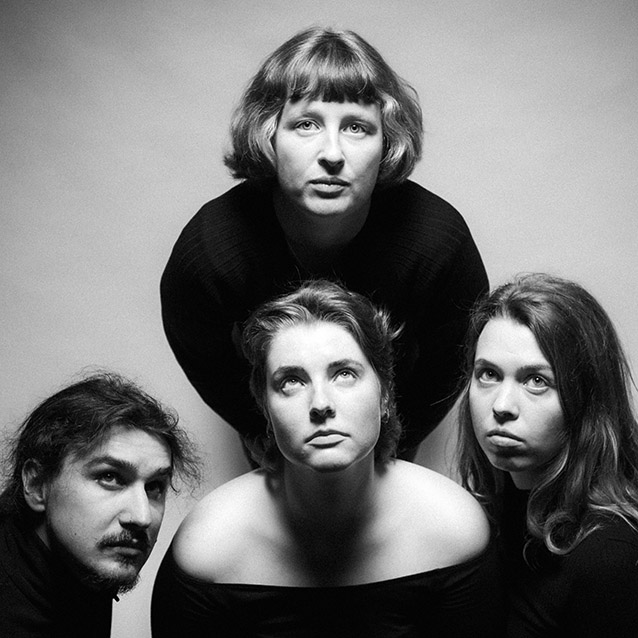 Schwarz-weiß-Fotografie von vier Personen der Theatergruppe