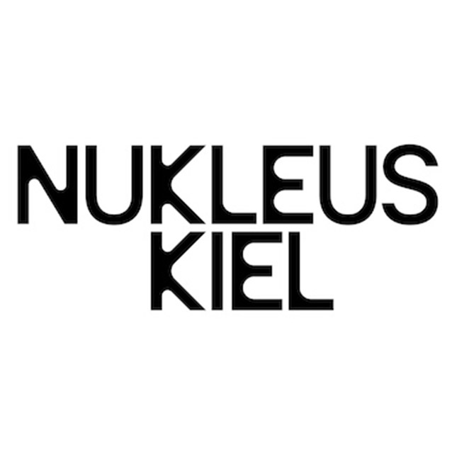 "NUKLEUS KIEL" ist in schwarzen Buchstaben auf weißem Untergrund zu sehen