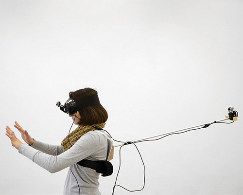 Eine Person schaut durch eine Virtual-Reality-Brille und ist verkabelt