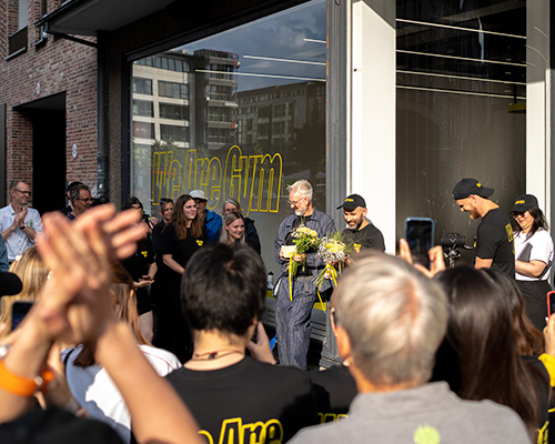 Vier Personen stehen vor einer B&uuml;hne