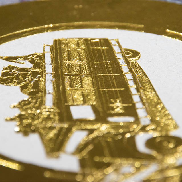 Zu sehen ist eine goldene Medaille