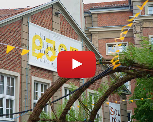 Foto eines Geb&auml;udes mit Wimpelkette