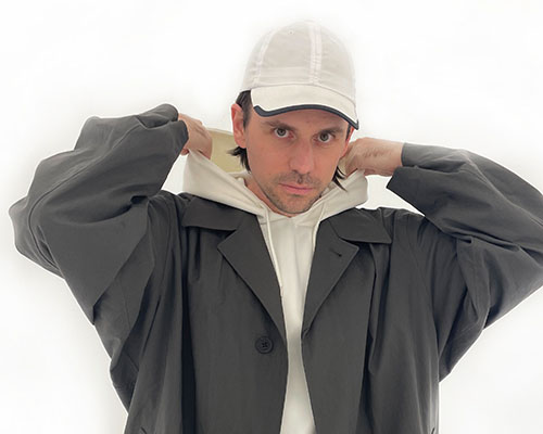 Zu sehen ist das Filmplakat - in einem schwarzen Raum sitzt eine Person mit geschlossenen Augen auf einem Stuhl