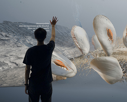 Zu sehen ist eine Person vor einer interaktiven Installation