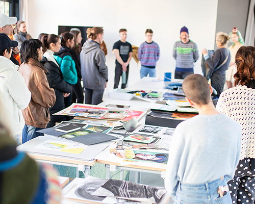 Zu sehen ist das Ausstellungsplakat