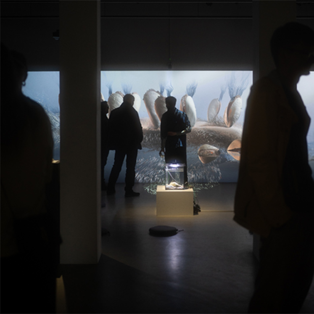 Fotografie einer Theaterprobe, zu sehen sind drei Personen