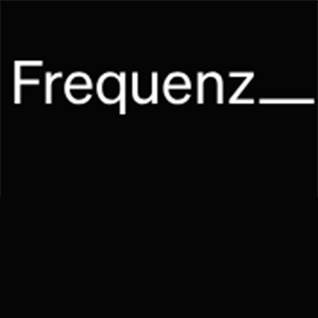 Fotografie einer Theaterprobe, zu sehen sind drei Personen