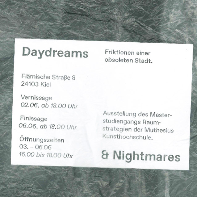 wei&szlig;e Visitenkarte mit schwarzer Schrift auf gr&uuml;nem Untergrund