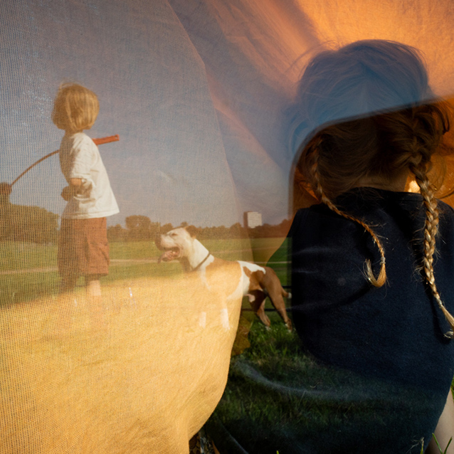 Doppelbelichtung einer Fotografie, die ein Kind mit geflochtenen Z&ouml;pfen zeigt