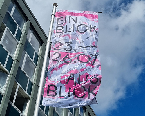 Zu sehen ist eine Fahne, die im Wind weht