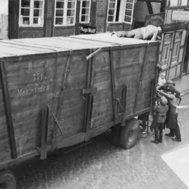 Schwarzwei&szlig;-Fotografie von einem Transport