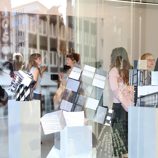 Fotografie, die Personen durch ein Fenster abbildet