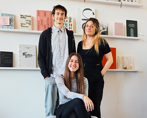 Gruppenfoto von drei Personen in einem Studio