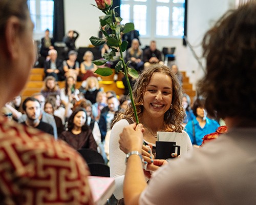Foto eines gut besuchten Veranstaltungssaales