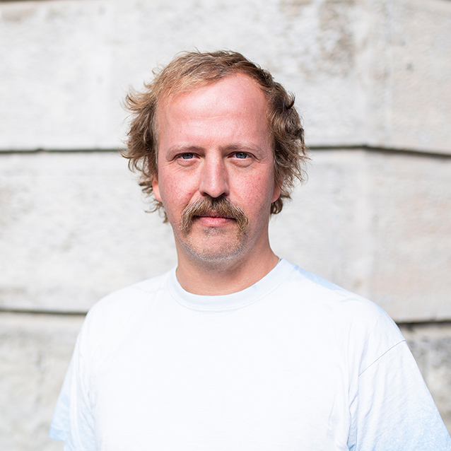 Portraitfoto eines Mannes in einem weißen T-Shirt