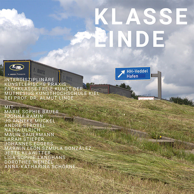 Zu sehen ist das Plakatmotiv zur Ausstellung: eine grüne Wiese neben der Autobahn